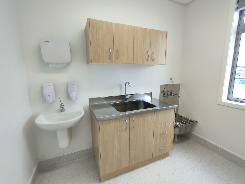 10 Murray Place - utility room with sink and storage